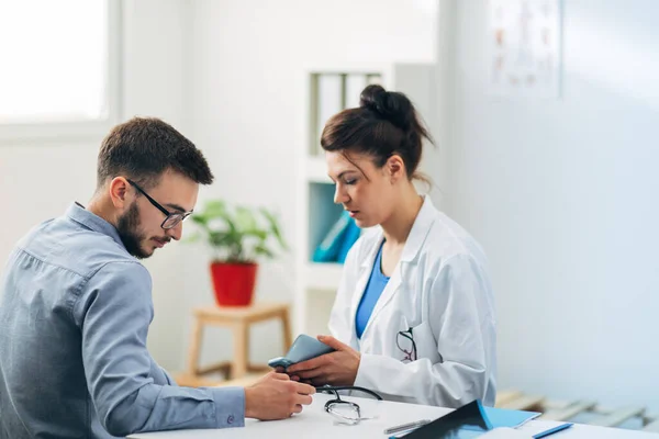 Ärztin Untersucht Patientin Ihrem Büro — Stockfoto