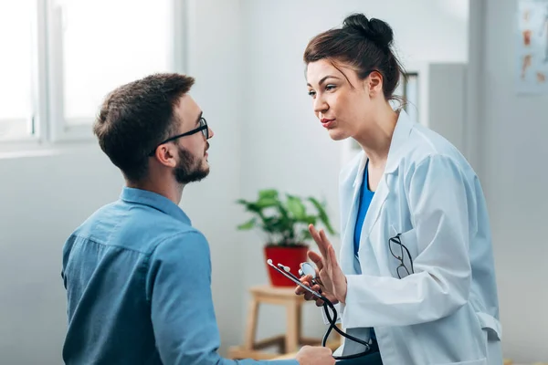 Steteskopla Muayenehanesinde Hasta Ile Konuşan Kadın Doktor — Stok fotoğraf