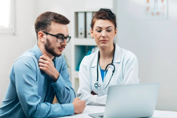 Jeune Stagiaire Laboratoire Hospitalier Apprenant Médecin Expérimenté — Photo