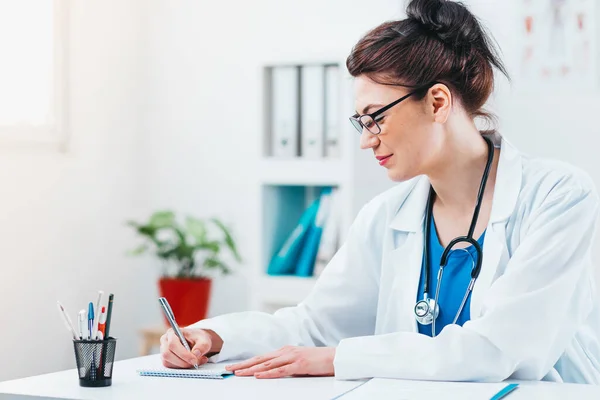 Dost Canlısı Kadın Doktor Laboratuar Sonuçları Tanı Tedavi Reçetesi Yazılıyor — Stok fotoğraf