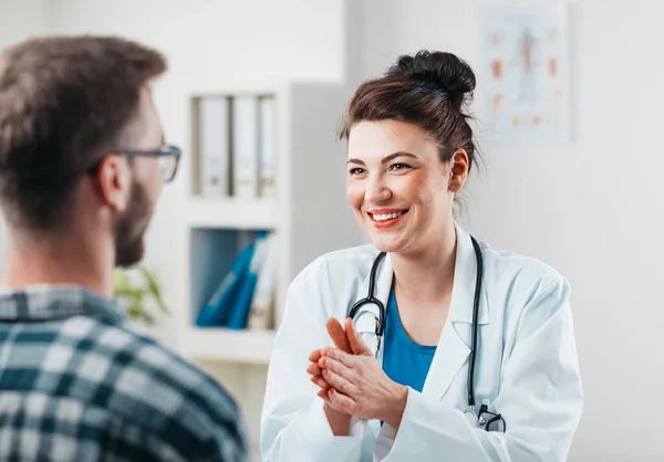 Kadın Doktor Hastalığını Tedavi Etmesi Için Genç Hastaya Ilaç Yazıyor — Stok fotoğraf