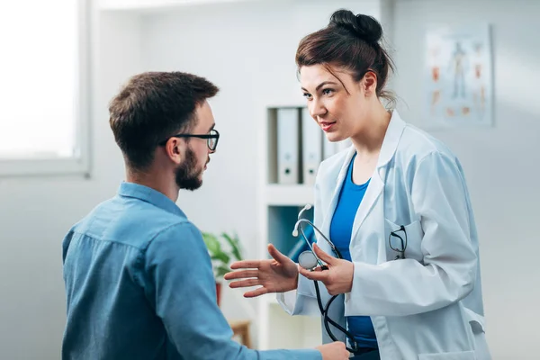 Ärztin Ihrer Arztpraxis Mit Stethoskop Gespräch Mit Patientin — Stockfoto