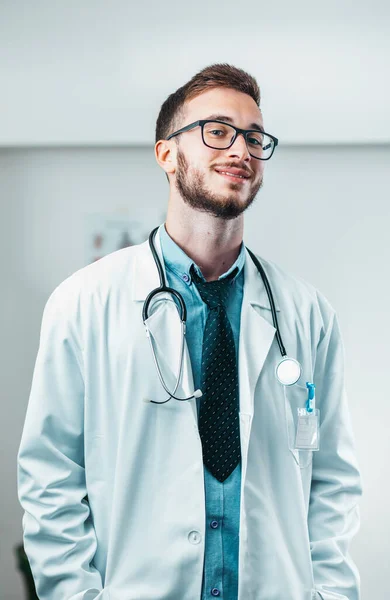 Retrato Jovem Doutor Trabalho Voluntário Hospital Ganha Conhecimento Prático Tratamento — Fotografia de Stock