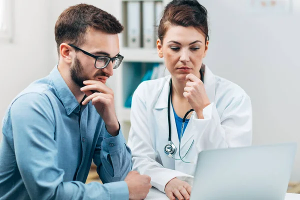 Jovem Estagiário Laboratório Hospital Falha Tarefa Recebe Feedback Ruim — Fotografia de Stock