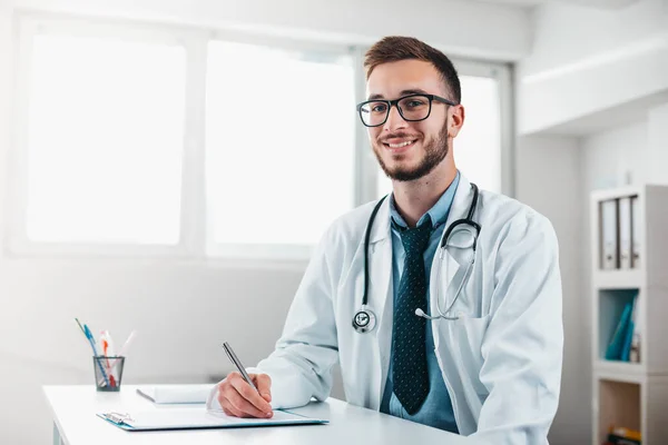 Jeune Docteur Sur Tas Bénévole Hôpital Acquiert Des Connaissances Pratiques — Photo