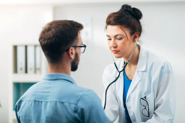 Ärztin Führt Stethoskop Untersuchung Auf Der Brust Des Patienten Durch — Stockfoto