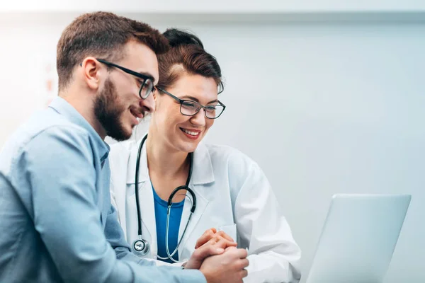 Jeune Stagiaire Laboratoire Hôpital Échoue Tâche Reçoit Des Commentaires — Photo