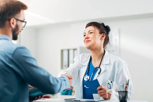 Femme Médecin Assis Dans Son Bureau Médical Avec Stéthoscope Parler — Photo