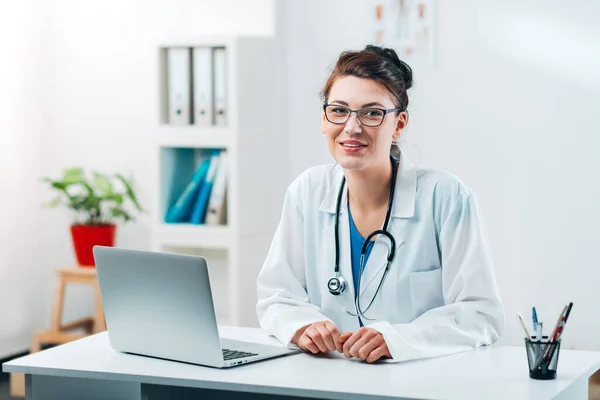 Mulher Sorridente Doutor Seu Consultório Médico — Fotografia de Stock