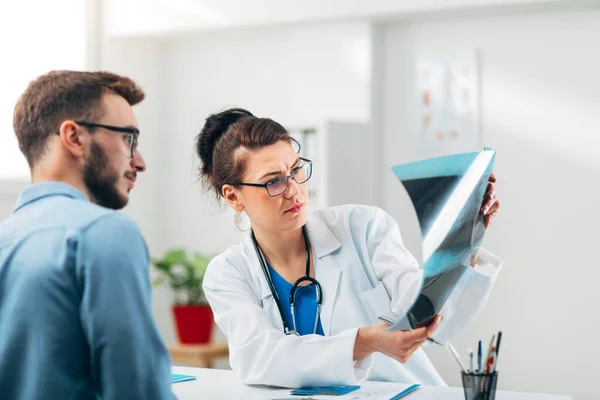 Porträt Einer Ärztin Die Ihrer Arztpraxis Mit Einer Patientin Sitzt — Stockfoto