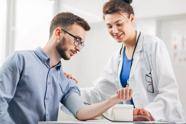 Jovem Ter Sua Pressão Arterial Verificada Hospital — Fotografia de Stock