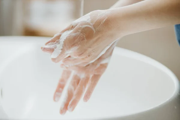 Gros Plan Une Femme Lavant Les Mains Dans Salle Bain — Photo