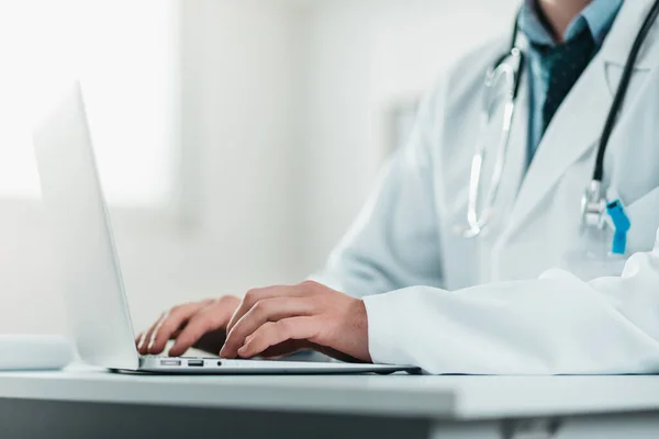 Detalhe Jovem Doutor Trabalho Trabalhando Laptop Voluntário Hospital Ganha Conhecimento — Fotografia de Stock