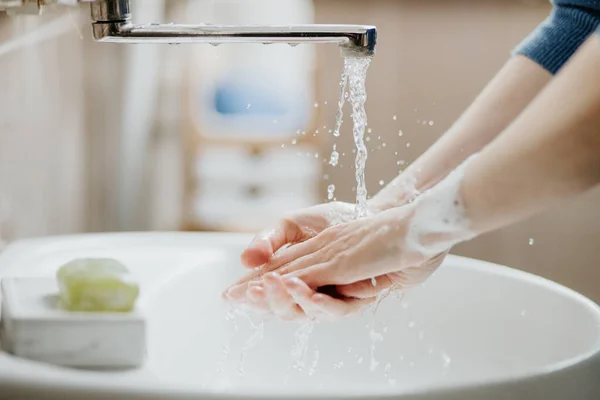 Pendekatan Seorang Wanita Mencuci Tangannya Kamar Mandi Untuk Mencegah Infeksi — Stok Foto