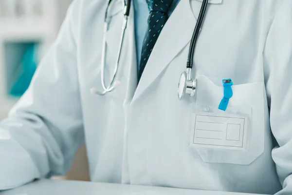 Detalj White Doctor Uniform Med Stetoskop Och Nametag — Stockfoto