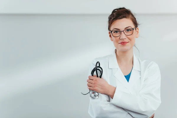 Sonriente Joven Doctora Sosteniendo Estetoscopio Oficina Del Hospital — Foto de Stock