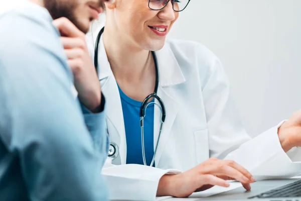 Junge Praktikantin Krankenhaus Erhält Feedback Detail — Stockfoto