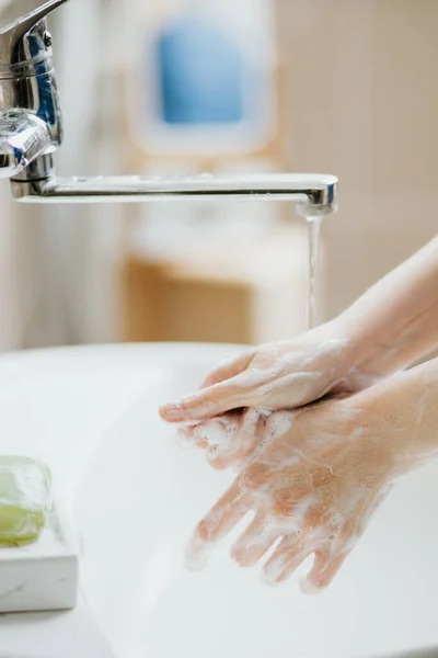 Gros Plan Une Femme Lavant Les Mains Dans Salle Bain — Photo