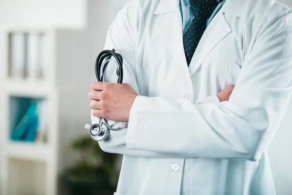 Detail Doctor Holding Stethoscope Crossed Arms Hospital — Stock Photo, Image