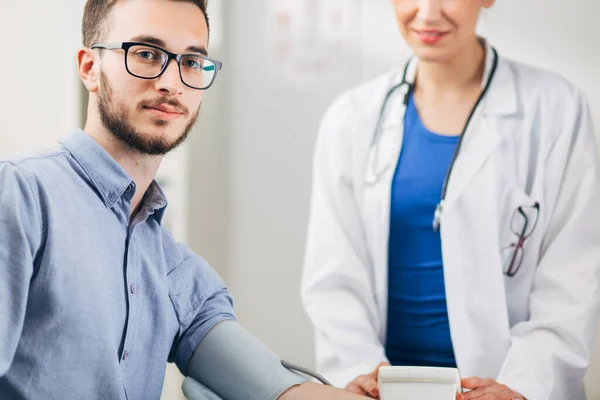 Patient Craintif Attendant Une Analyse Sang Avec Une Infirmière — Photo