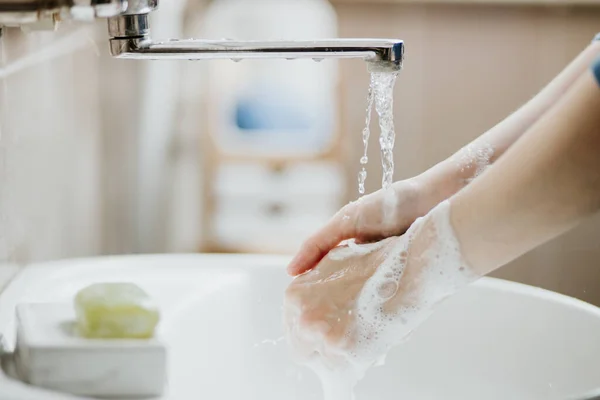 Primer Plano Una Mujer Lavándose Las Manos Baño Para Prevenir — Foto de Stock