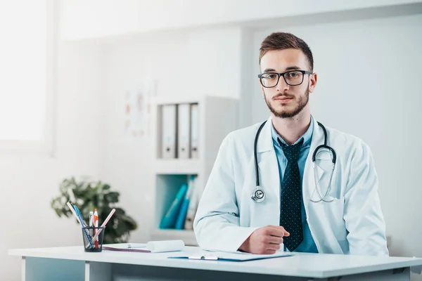 Junger Arzt Arbeitsplatz Ehrenamtliche Krankenhaus Erwerben Praktische Kenntnisse Der Behandlung — Stockfoto