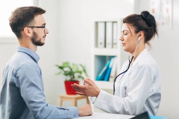 Médica Examinando Paciente Seu Escritório — Fotografia de Stock