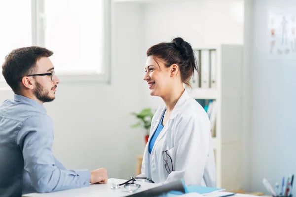 Ärztin Untersucht Patientin Ihrem Büro — Stockfoto