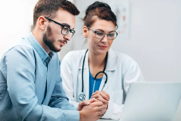 Junge Praktikantin Krankenhaus Labor Scheitert Aufgabe Und Erhält Feedback — Stockfoto