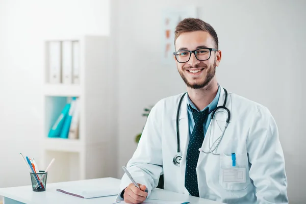 Genç Doktor Başında Hastanedeki Gönüllü Hastalıkların Tedavisinde Pratik Bilgi Kazanıyor — Stok fotoğraf