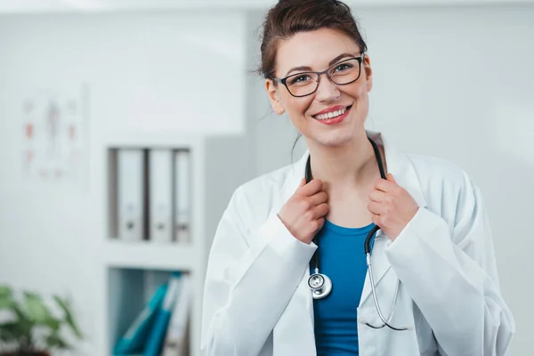 Спеціаліст Посміхається Камеру Дружня Жінка Лікар Працює Медичному Кабінеті — стокове фото