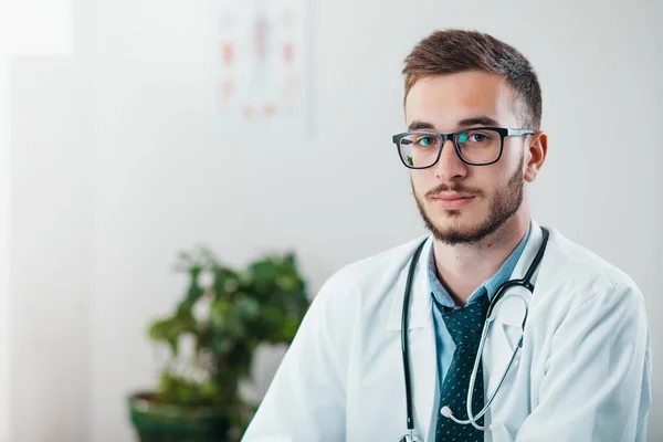 Genç Doktor Başında Hastanedeki Gönüllü Hastalıkların Tedavisinde Pratik Bilgi Kazanıyor — Stok fotoğraf