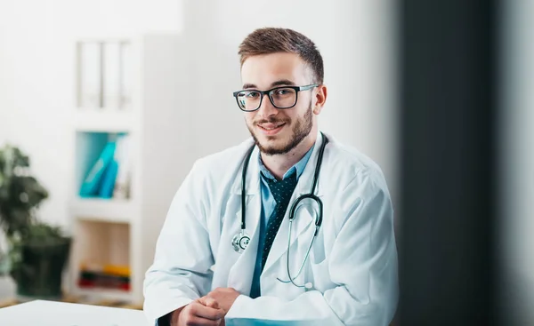 Jeune Stagiaire Médecine Sur Tas Bénévole Hôpital Acquiert Des Connaissances — Photo