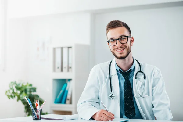 Genç Doktor Başında Hastanedeki Gönüllü Hastalıkların Tedavisinde Pratik Bilgi Kazanıyor — Stok fotoğraf