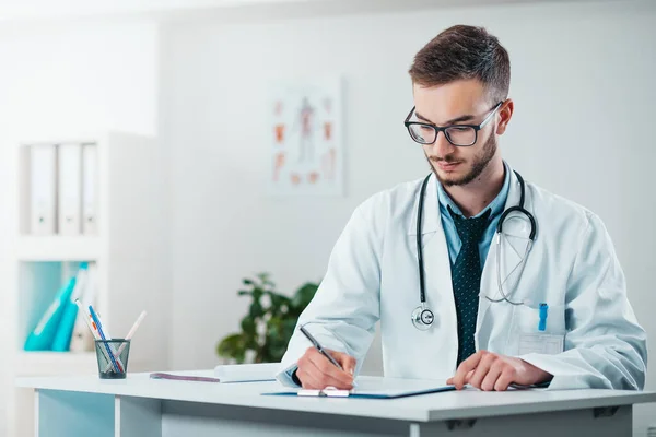 Joven Doctor Trabajo Está Anotando Diagnóstico Voluntario Hospital Gana Conocimientos — Foto de Stock