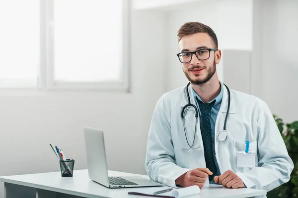 Retrato Jovem Doutor Trabalho Trabalhando Laptop Voluntário Hospital Ganha Conhecimento — Fotografia de Stock