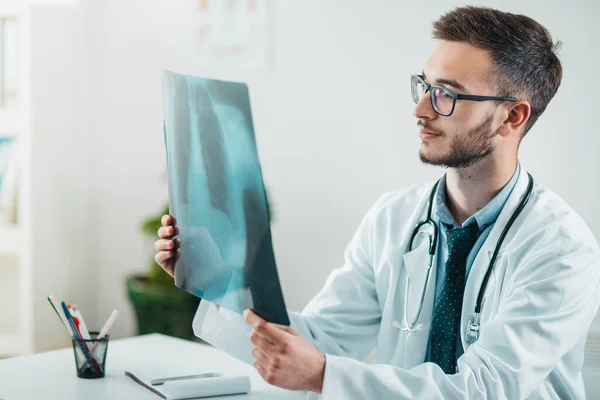 Young Radiologist Job Looking Ray Volunteer Hospital Gains Practical Knowledge — Stock Photo, Image