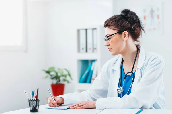 Dost Canlısı Kadın Doktor Laboratuar Sonuçları Tanı Tedavi Reçetesi Yazılıyor — Stok fotoğraf