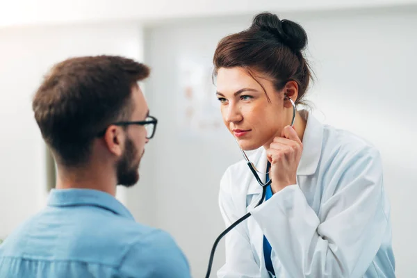 Steteskop Kullanan Kadın Doktor Hastanın Göğsünü Kontrol Ediyor — Stok fotoğraf