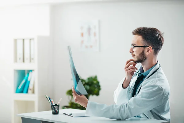 Junge Radiologin Job Beim Röntgen Ehrenamtliche Krankenhaus Erwerben Praktische Kenntnisse — Stockfoto