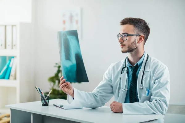 Junge Radiologin Job Beim Röntgen Ehrenamtliche Krankenhaus Erwerben Praktische Kenntnisse — Stockfoto