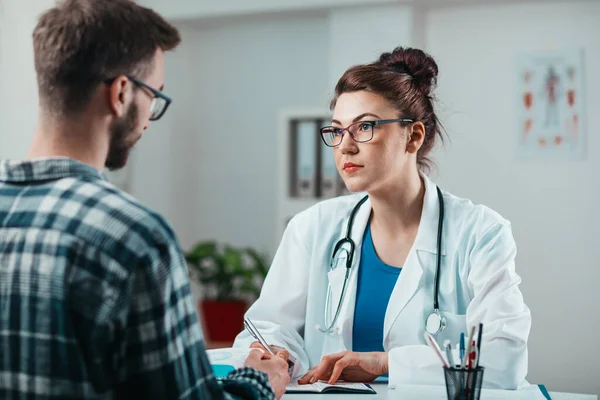 Kadın Doktor Hastalığını Tedavi Etmesi Için Genç Hastaya Ilaç Yazıyor — Stok fotoğraf