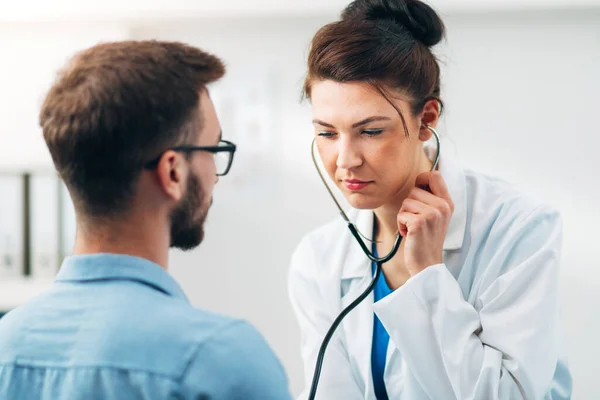 Steteskop Kullanan Kadın Doktor Hastanın Göğsünü Kontrol Ediyor — Stok fotoğraf