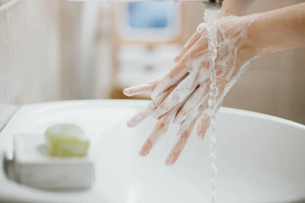 Primer Plano Una Mujer Lavándose Las Manos Baño Para Prevenir — Foto de Stock