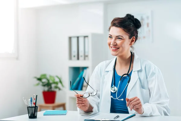 Mulher Sorridente Doutor Seu Consultório Médico — Fotografia de Stock