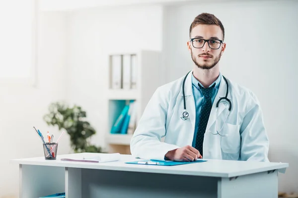 Junger Arzt Arbeitsplatz Ehrenamtliche Krankenhaus Erwerben Praktische Kenntnisse Der Behandlung — Stockfoto