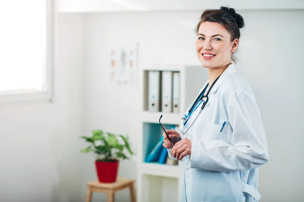 Médica Seu Consultório Médico Com Estetoscópio — Fotografia de Stock