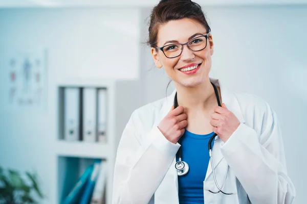Спеціаліст Посміхається Камеру Дружня Жінка Лікар Працює Медичному Кабінеті — стокове фото