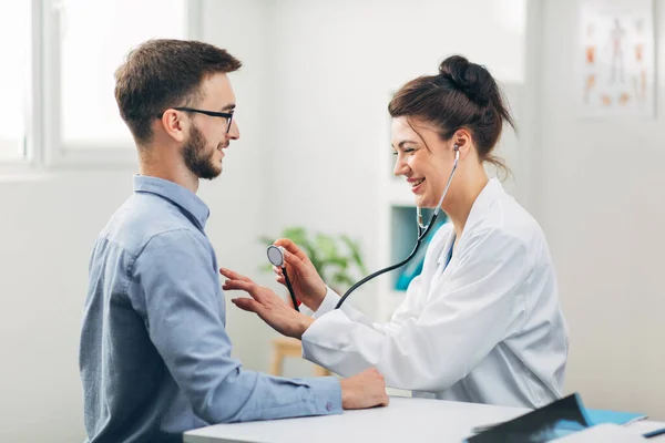 Médica Examinando Paciente Seu Escritório — Fotografia de Stock