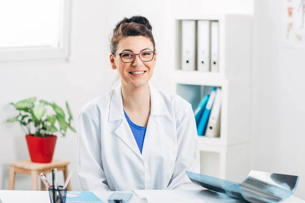 Dokter Haar Werk Medical Office Zoek Naar Camera — Stockfoto